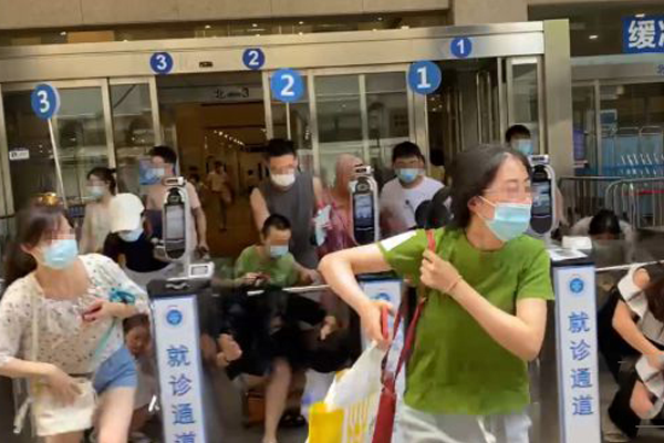 上海瑞金醫院出現持刀傷人，智能閘機為何不要遙控開門助人逃生？